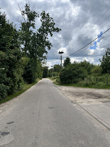 83 km - ulica z gniazdami bocianów.HEIC
