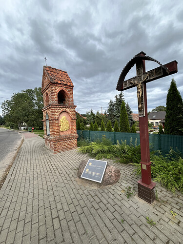 5km-Tablica pamieci bylych mieszkancow Biesowka.HEIC
